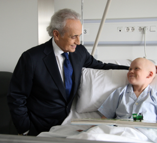 Josep Carreras junto con un paciente infantil
