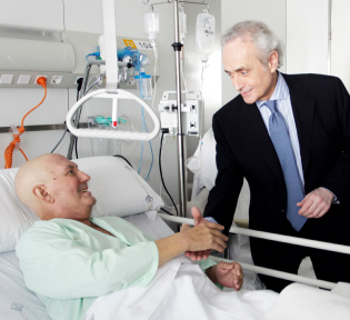 Josep Carreras con un paciente mayor de leucemia.