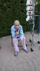 Pablo, un niño con leucemia conectado a una bomba