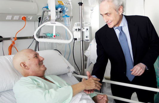 Josep Carreras le da la mano a un paciente adulto de leucemia
